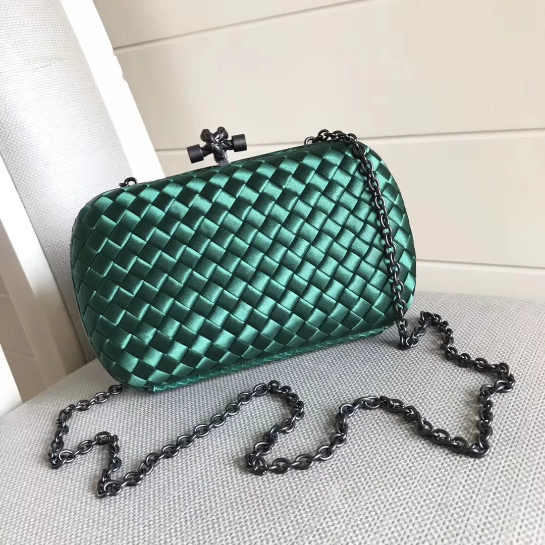 Model 8651 The popular Knot clutch ~ is made of exquisite Japanese silk fabric with freshwater snakeskin piping. It looks elegant when worn cross-body or in the hand. Petite girls can also handle it. It can hold 2 iPhone X phones. Size: 20cm*12cm M56530